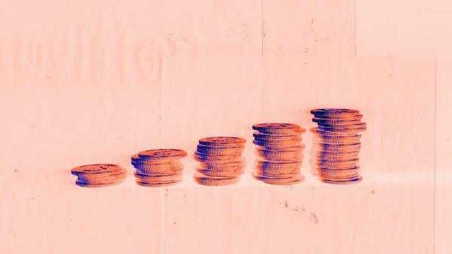 سعر البيتكوين يصمد عند 77 ألف دولار: الصناديق تشتري والجمهور يترقب