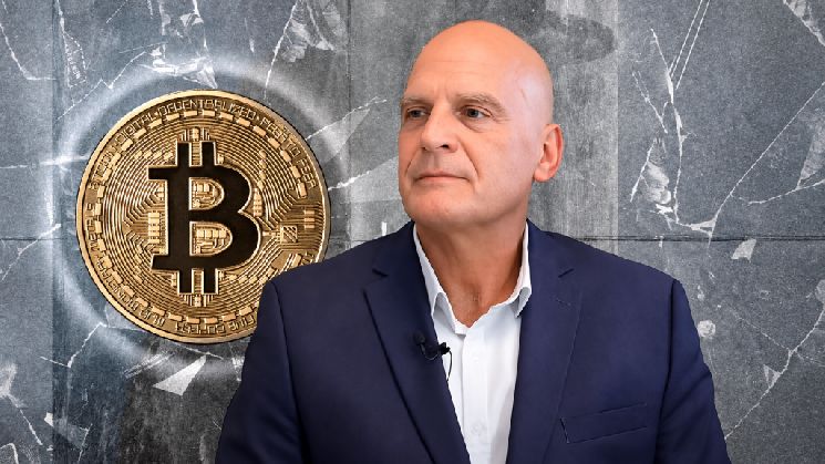 مايك ماكغلون من بلومبرغ يحذر بشأن بيتكوين ويكشف الشرط الذي قد ينقذ BTC