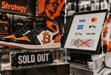 استراتيجية تبيع أحذية بيتكوين جوردان بـ250 دولارًا في دقائق.. سايلور يحوّل 4% من المعروض إلى علامة استهلاكية